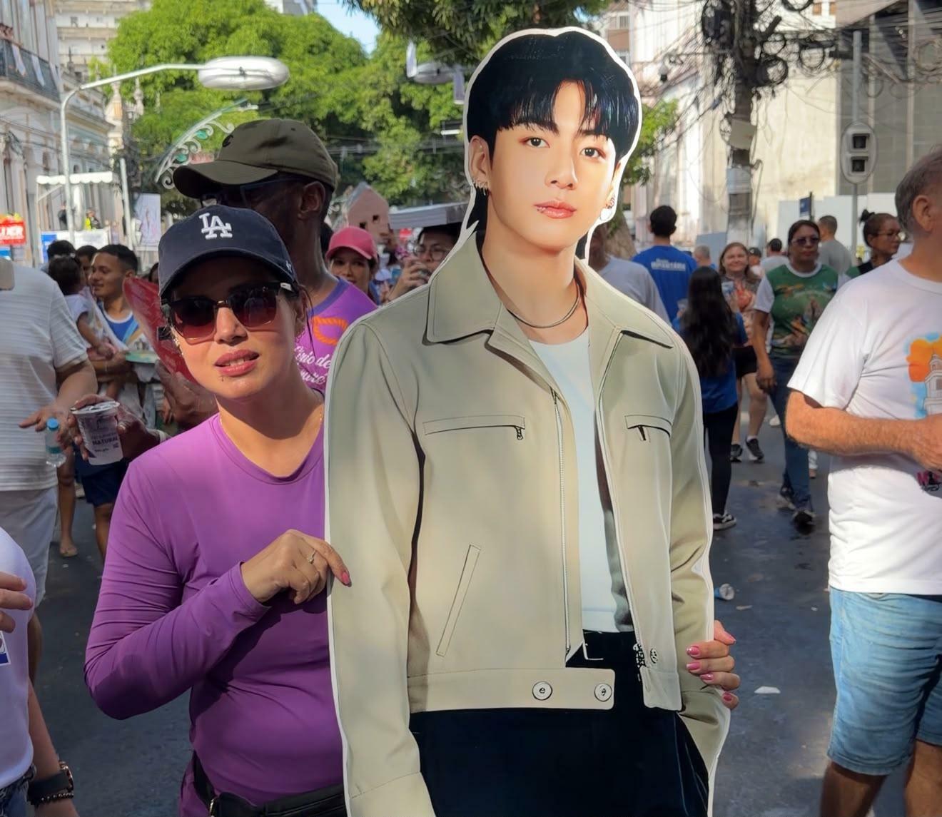 Com totem de Jungkook, fã do BTS cumpre promessa no Círio de Nazaré após garantir ingressos